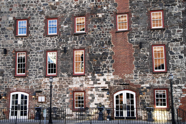 Facade of a historic building in Savannah