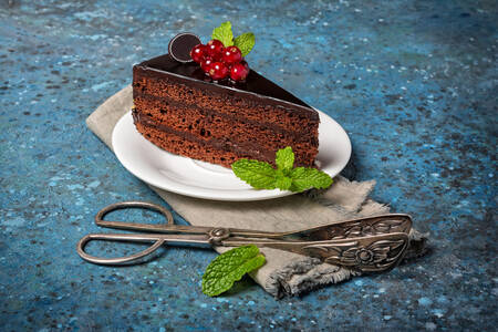 Pedaço de bolo de chocolate em um prato