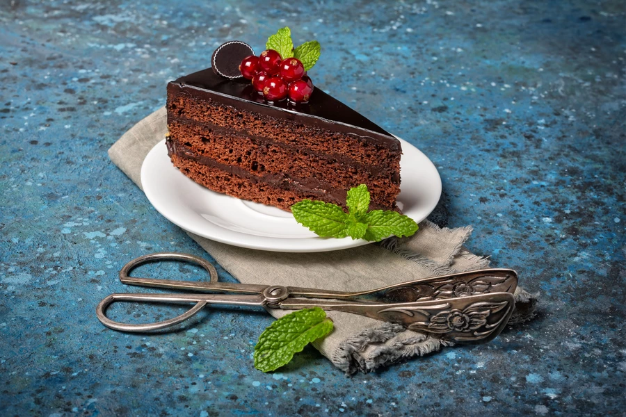 Morceau de gâteau au chocolat sur une assiette