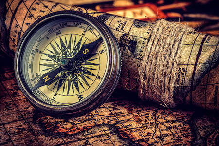 Kompas na starożytnej mapie świata