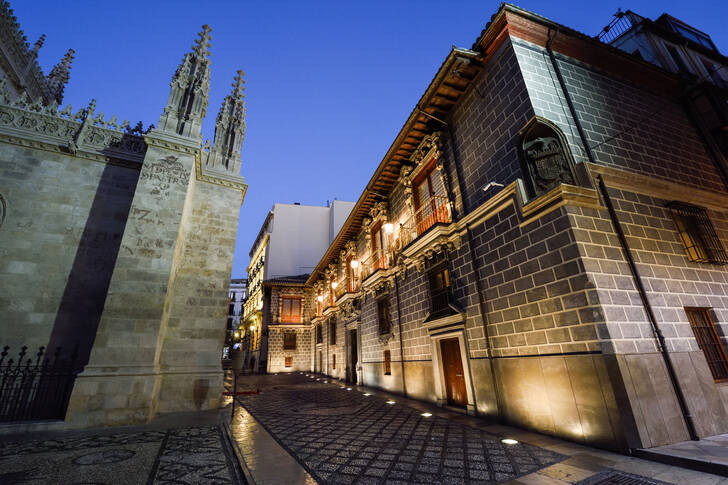 Медресе Гранады ночью