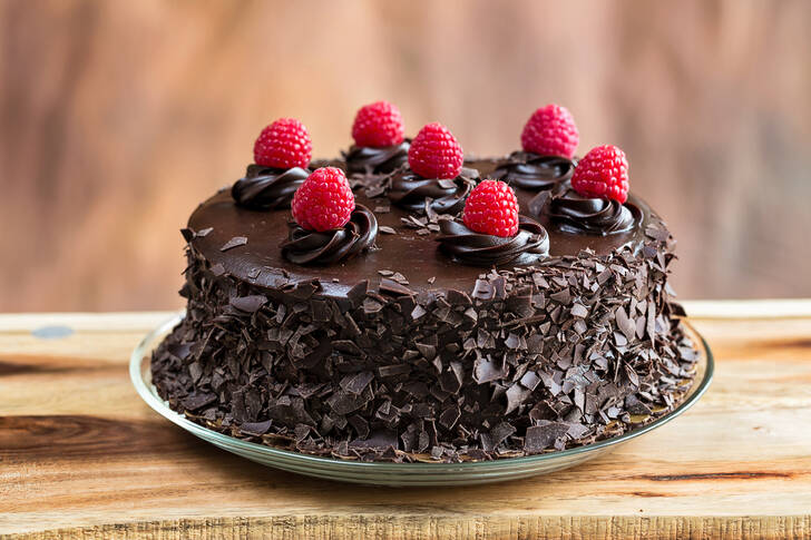 Шоколадний торт з малиною