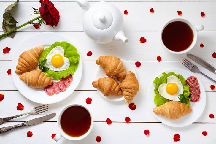 Café da manhã com croissants e ovos mexidos