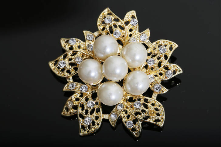 Złota broszka z perłami