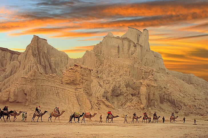 Velbloudí karavana v poušti