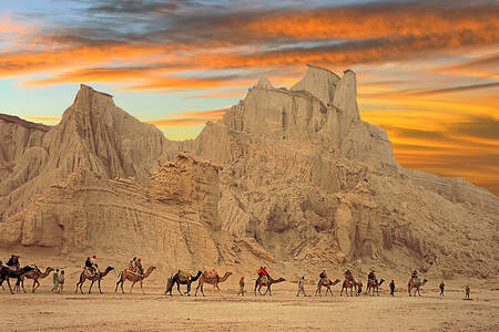 Керван с камили в пустинята