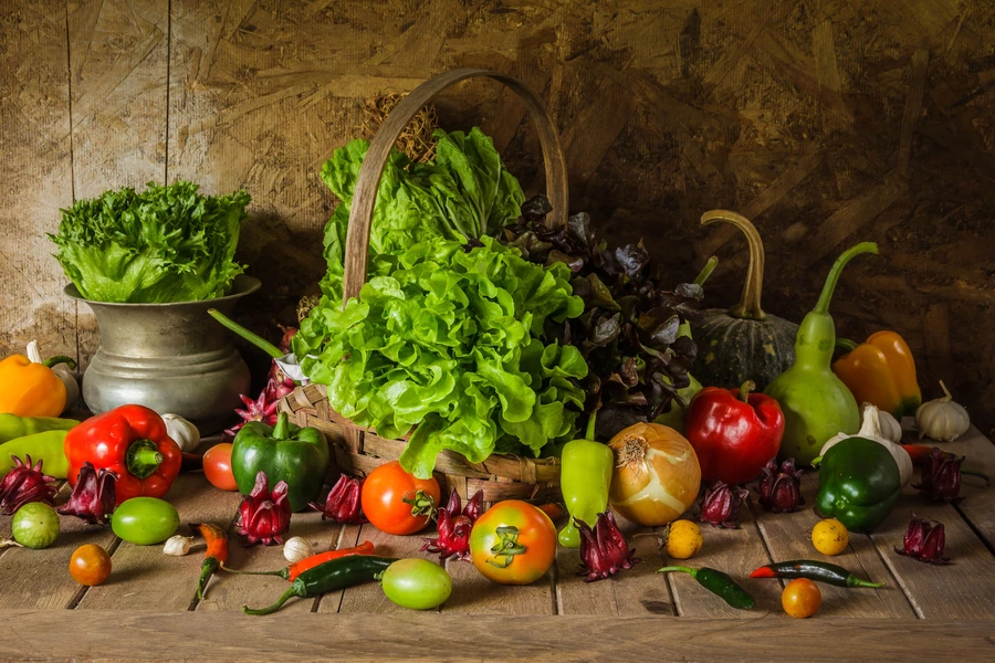 Groenten en salades op tafel