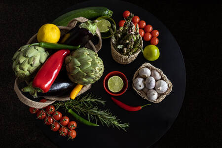 Grönsaker på ett svart runt bord