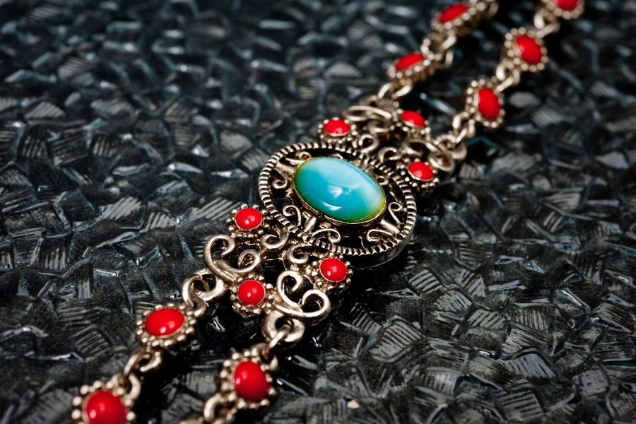 Metalen armband met smaragd