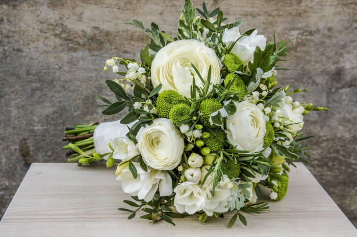 Bouquet de mariage avec des fleurs blanches