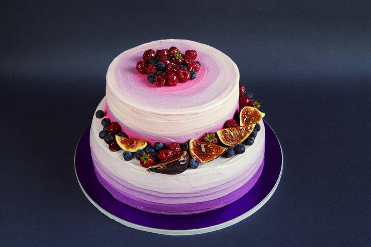 Tarta de dos pisos con frutas