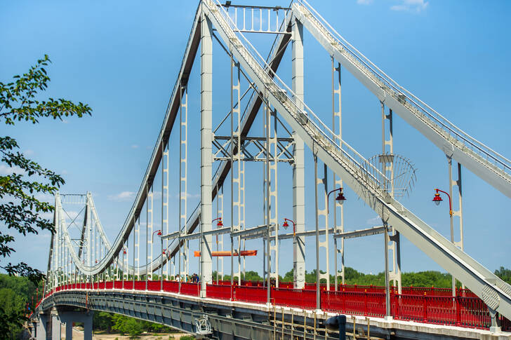 Jembatan pejalan kaki di kota Kyiv