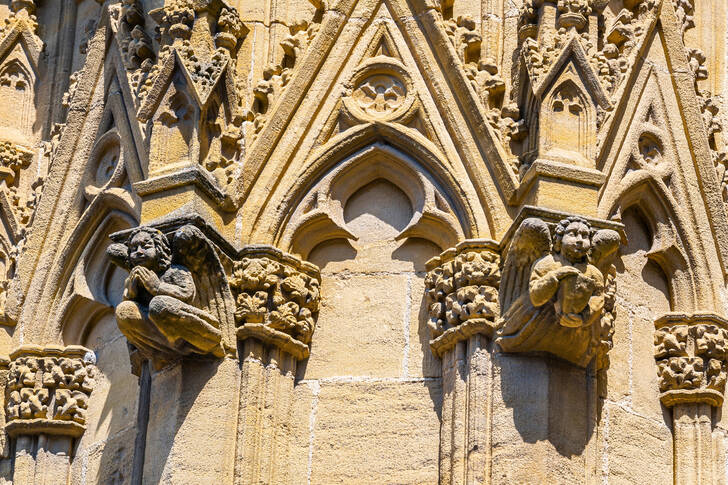 La facciata della cattedrale di Santa Maria a Bayonne