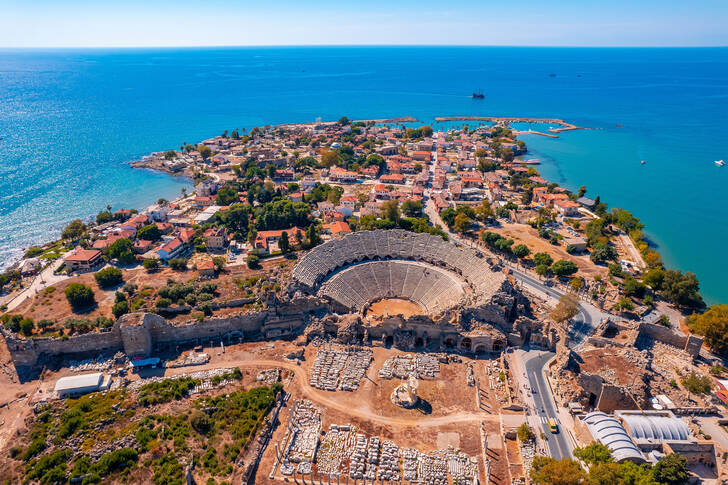 Vue sur l'amphithéâtre de la ville de Side