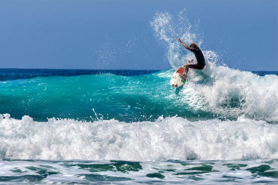 Surfer na fali
