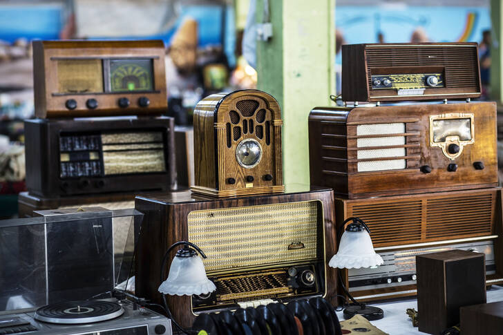 Gamle radioer på et loppemarked