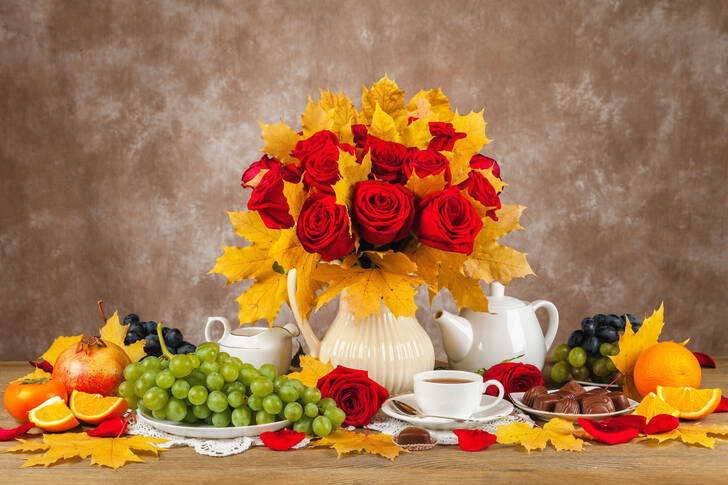 Ramo de rosas con hojas amarillas