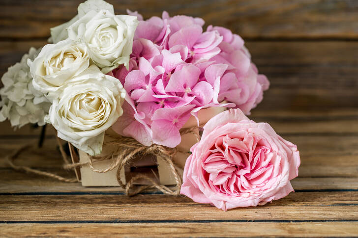 Rooside ja hortensiate kimp