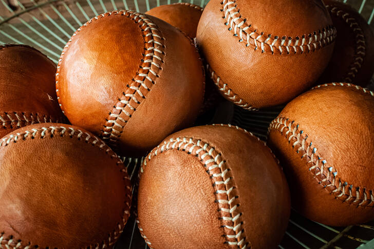 כדורי בייסבול חומים