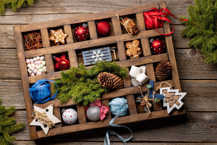 Holzkiste mit Weihnachtsschmuck