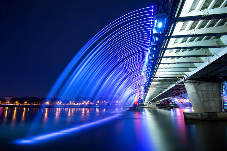 Most s duhovou fontánou