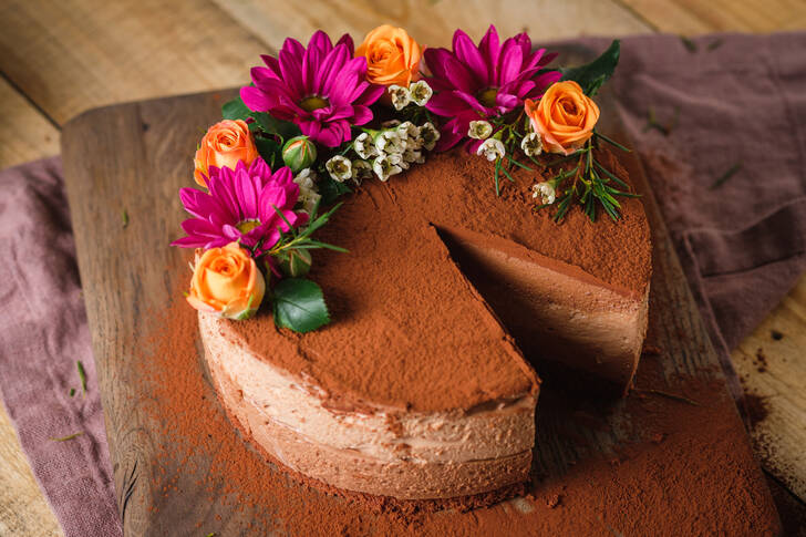 Chokolade-cheesecake med blomster