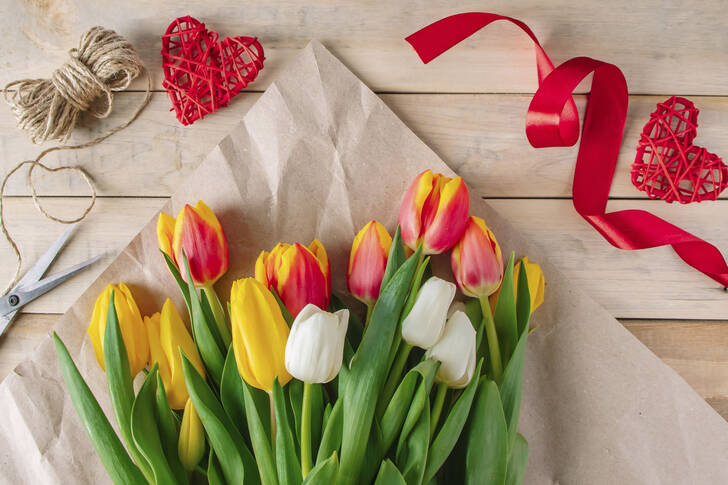 Veelgekleurde tulpen op de tafel