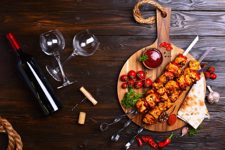 Chicken kebab with vegetables and wine