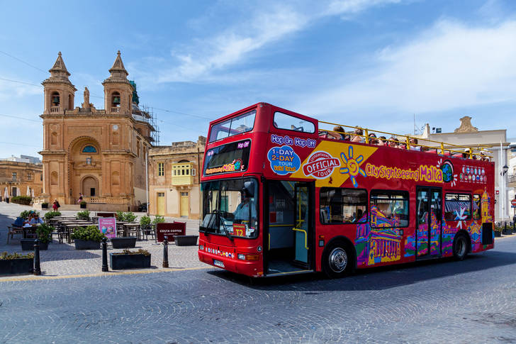 Autobus turystyczny w Valletcie