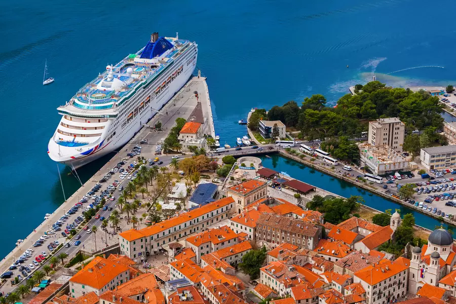 Crucero en el puerto de Kotor