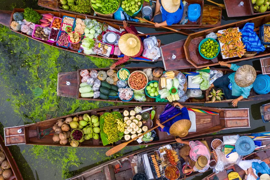 Mercado flotante en Tailandia