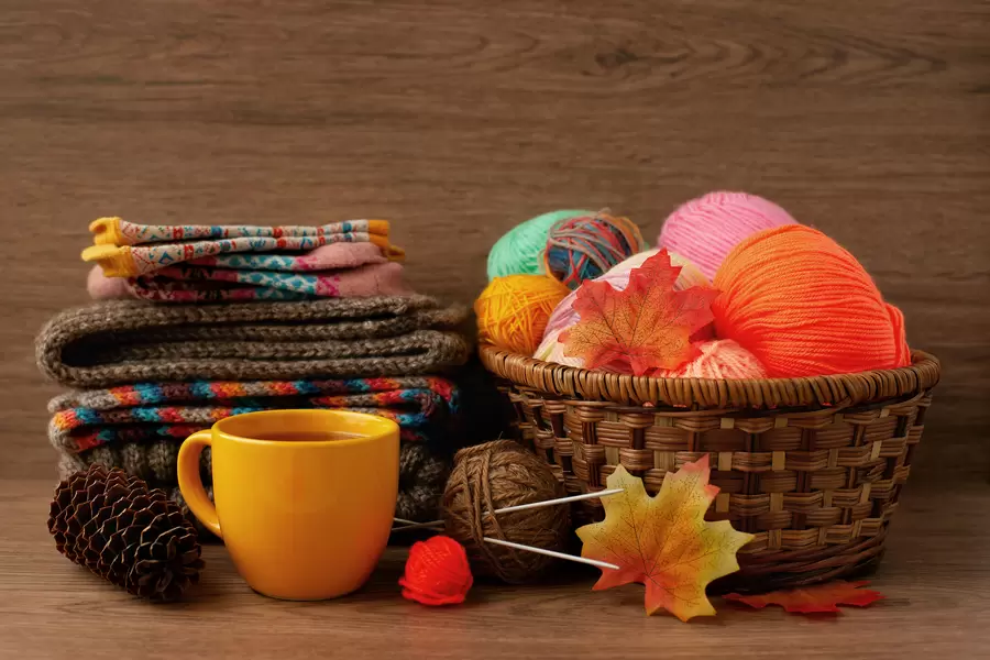 Tricots et fils dans un panier