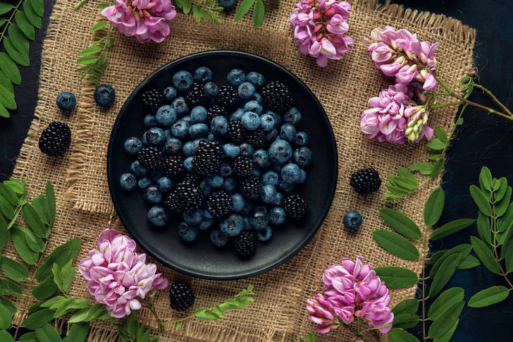 Blueberries and blackberries on a plate