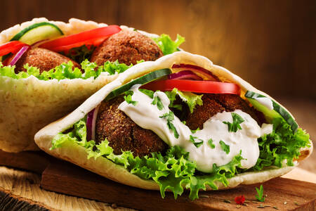 Pita with falafel and vegetables