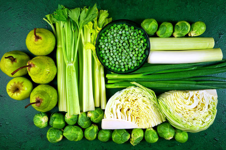 Фрукти та овочі на зеленому тлі