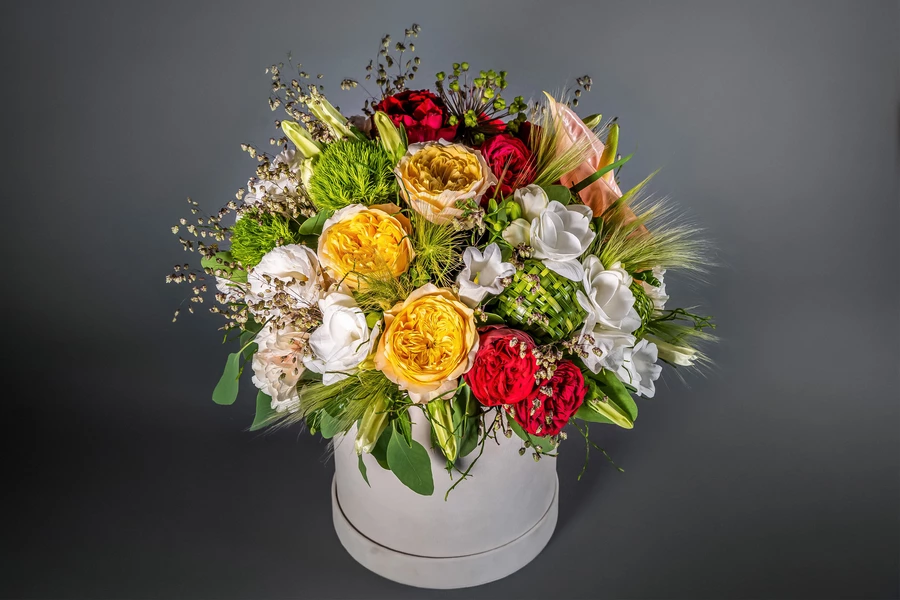 Bukett med blomster i en boks