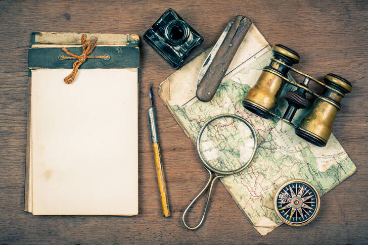 Kompass, Karte und Fernglas