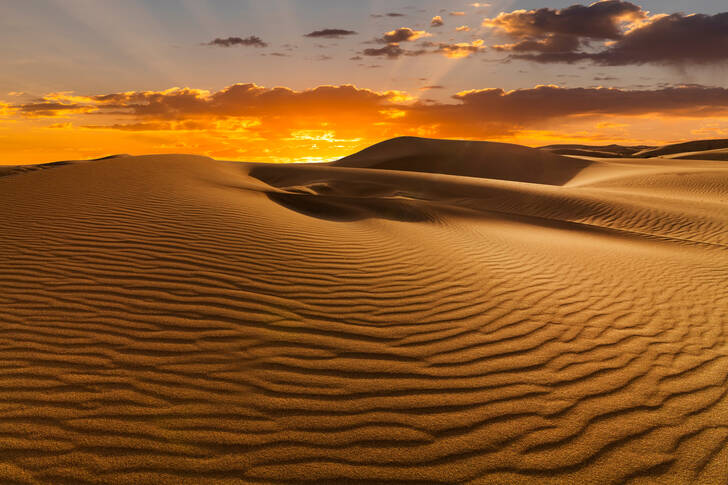 Zonsondergang boven de woestijn