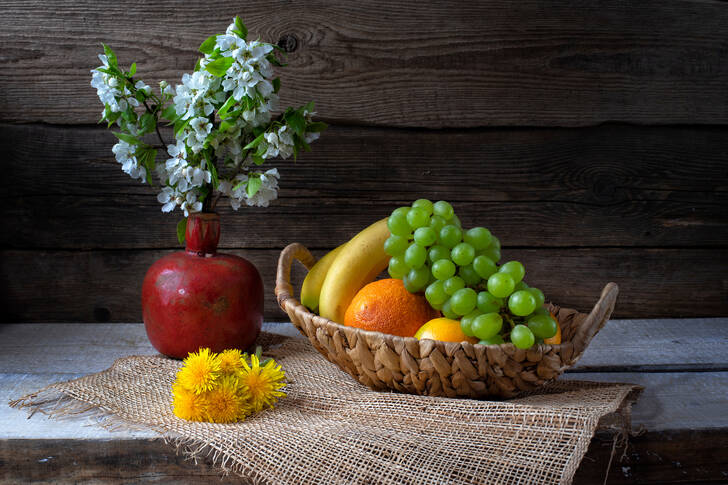Prato de frutas na mesa
