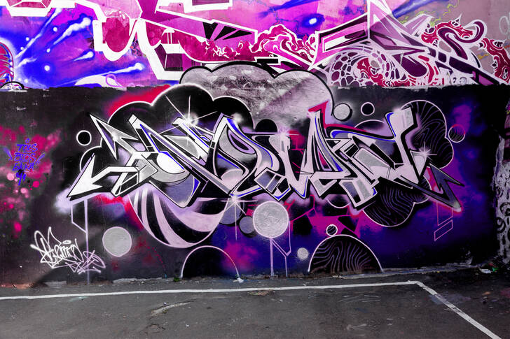 Graffiti violet pe perete