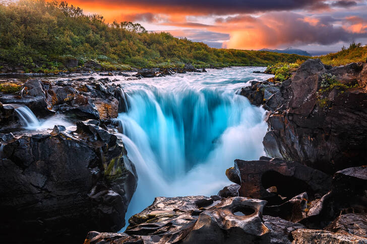 Cachoeira com céu colorido