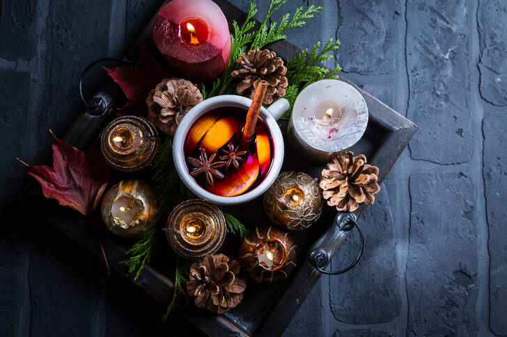 Svařené víno a vánoční svíčky