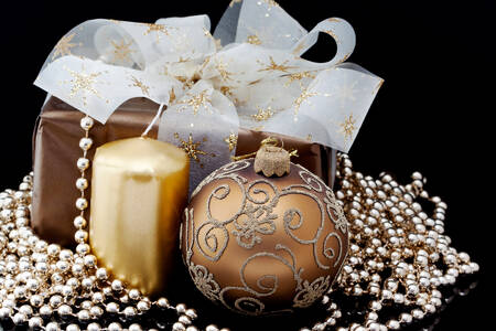 Geschenk, Kerze und Perlen
