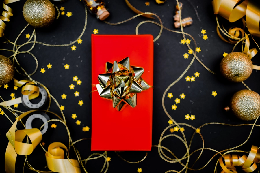 Cadeau met een gouden strik