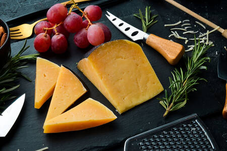 Hård ost, rosmarin och vindruvor