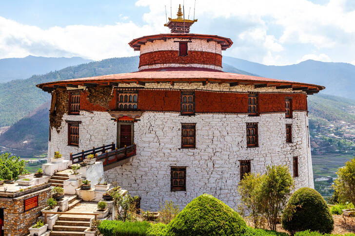 Paro Dzong'un üstündeki Ulusal Müze binası
