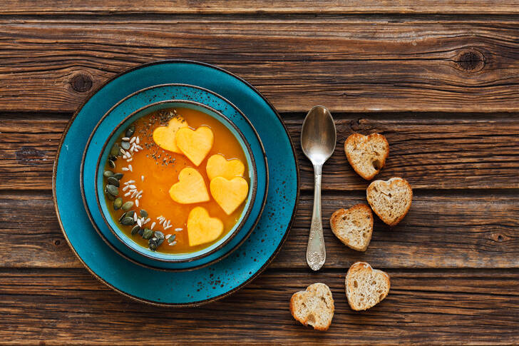 Sopa cremosa de abóbora com croutons