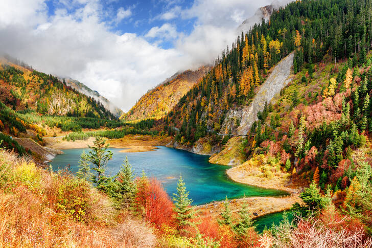 Sjö i Jiuzhaigou-parken