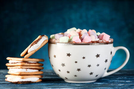 Kakao mit Marshmallows und Keksen auf dem Tisch