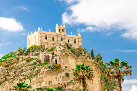 Pemandangan Tempat Suci Santa Maria dell'Isola di Tropea